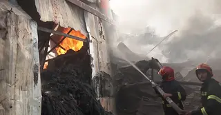 চট্টগ্রামে মধ্যরাতের আগুনে পুড়েছে প্লাস্টিক ও ঝুটের ৩ কারখানা